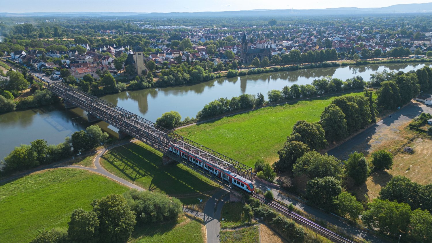 Die Auheimer Mainbrücke verbindet die Hanauer Stadtteile Großauheim und Klein-Auheim. Zurzeit ist sie für den Rad- und Fußverkehr gesperrt.