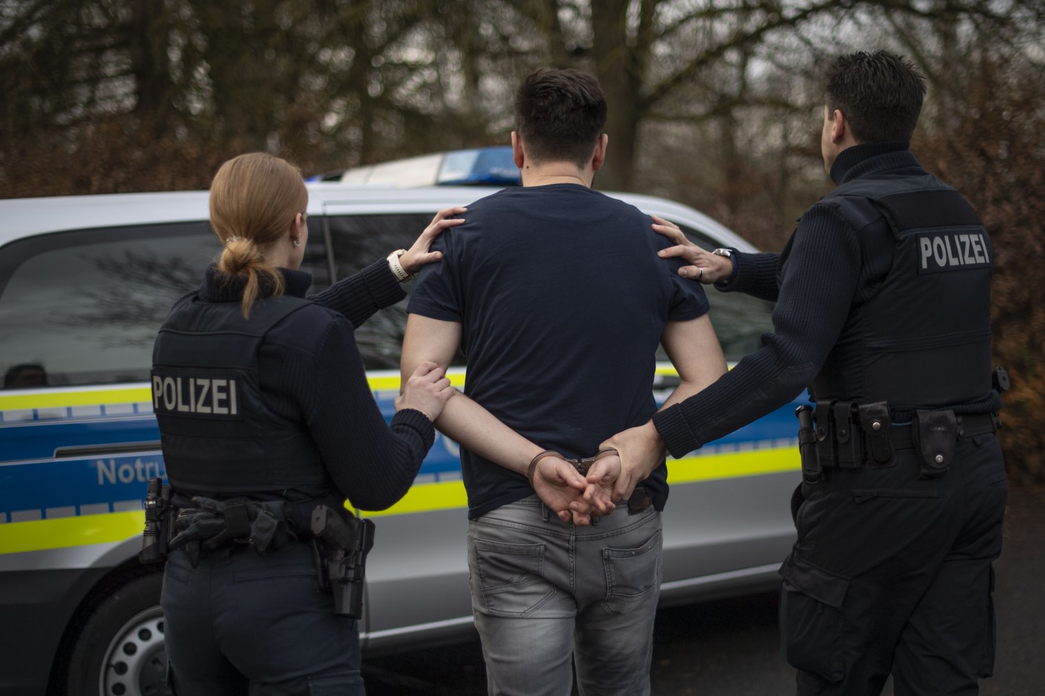 Im Zuge der durchgeführten Ermittlungen konnte der Tatverdächtige am Karfreitagabend an seiner Wohnanschrift angetroffen und vorläufig festgenommen werden.