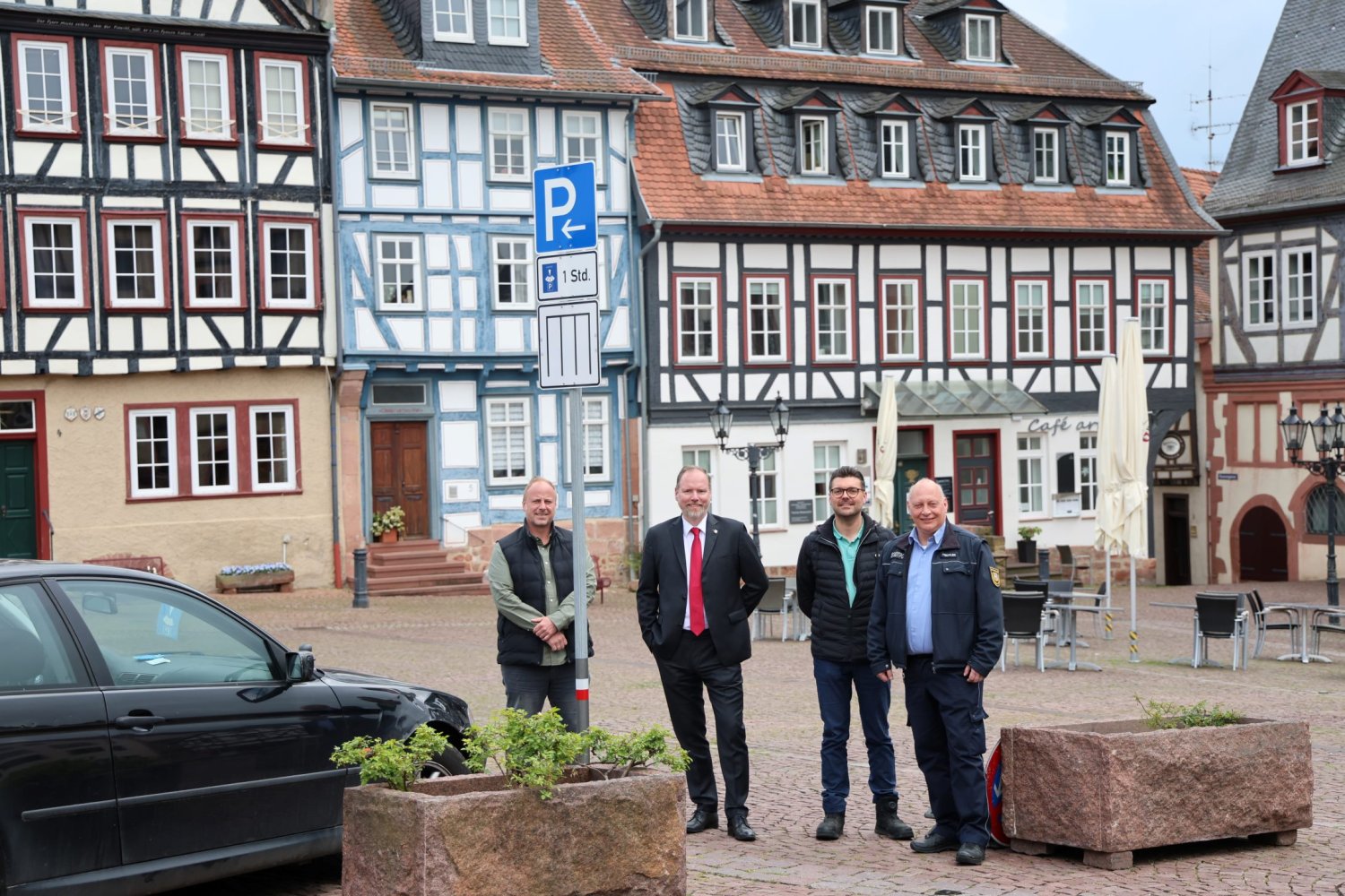 Ein zentrales Element der neuen Regelung sind zehn reine Kurzzeitparkplätze (maximal eine Stunde Parkzeit). Sie stehen allen Besucherinnen und Besuchern der Altstadt und des Rathauses kostenlos zur Verfügung.