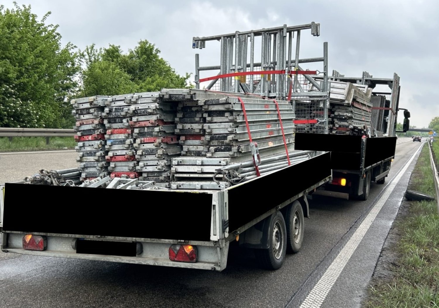 Was zu viel ist, ist zu viel: Ein Lkw-Gespann musste am Freitagvormittag auf der Autobahn 45 bei Langenselbold (Fahrtrichtung Gießen) notgedrungen auf dem Seitenstreifen stoppen.