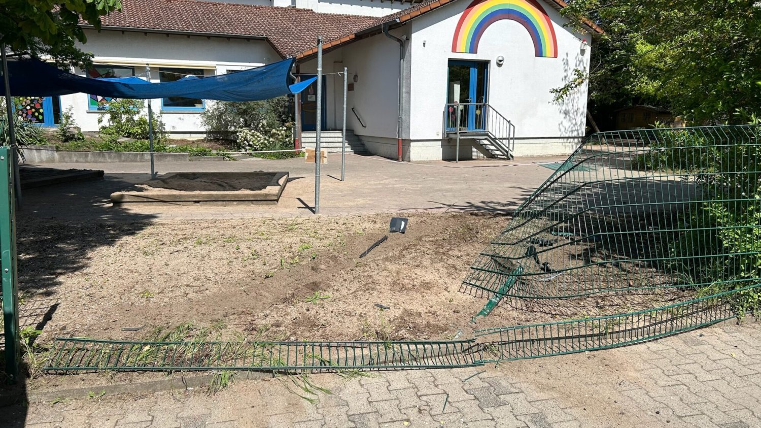 Am Samstagmittag gegen 12:45 Uhr ereignete sich in der Bruchköbeler Hainstraße ein Verkehrsunfall, bei dem ein Pkw über das Gelände einer Kindertagesstätte raste, zwei Zäune niederwalzte und schließlich in einem Bach zum Stehen kam.