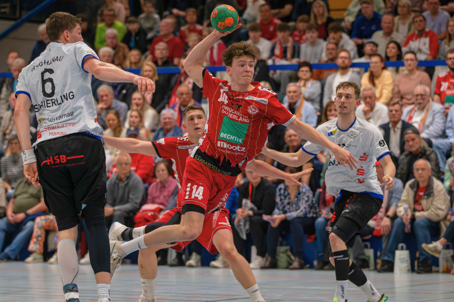 Vor atemberaubender Kulisse hat der TV Gelnhausen das mit Spannung erwartete Main-Kinzig-Derby gegen die HSG Hanau mit 34:28 (17:13) für sich entschieden. 