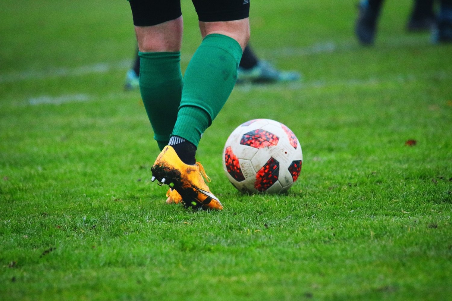 Im Rahmen eines Fußballspiels ermittelt die Polizei in Bad Orb nun wegen Verdachts der Körperverletzung.