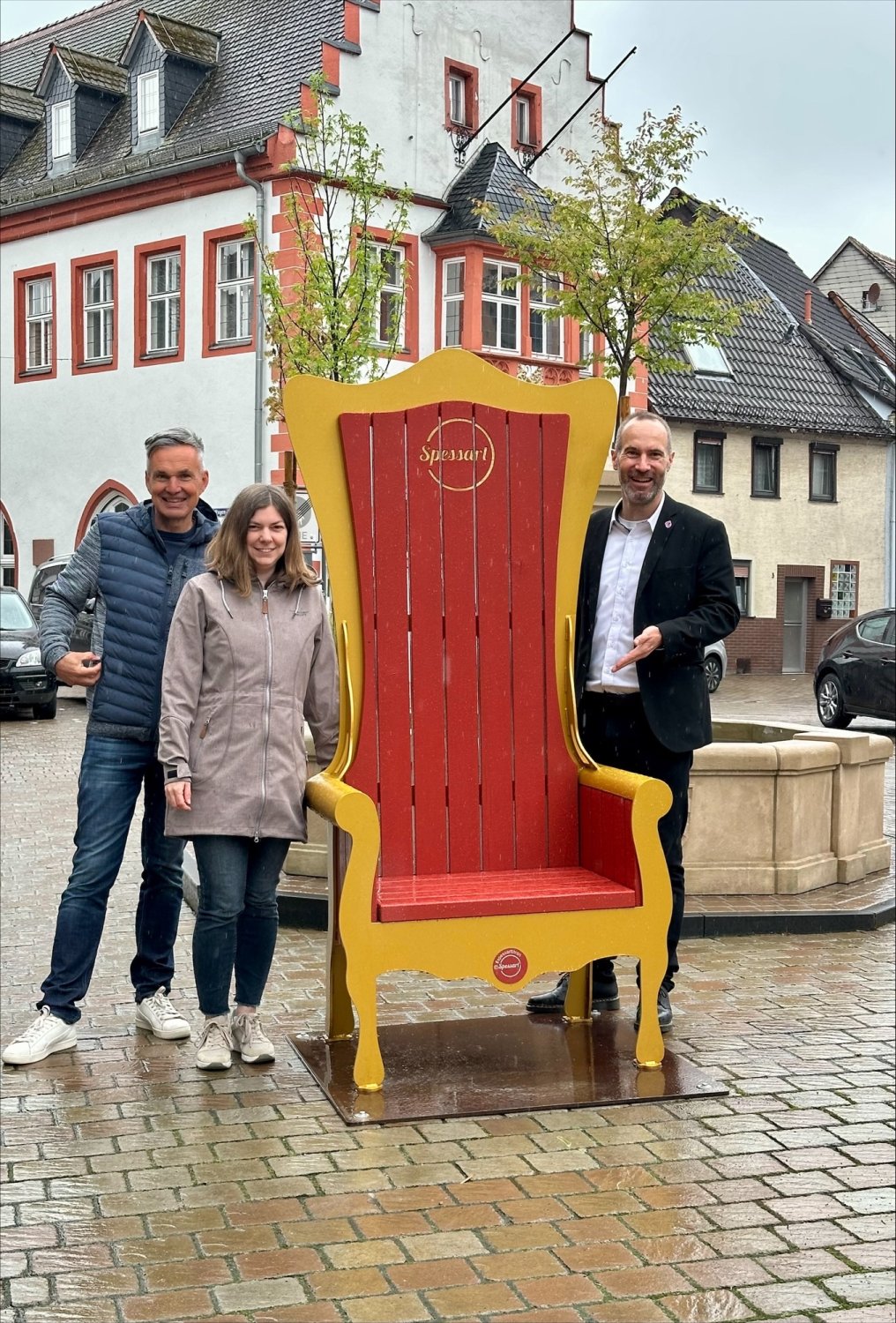 Bernhard Mosbacher (Spessart Tourismus), Tanja Klähn (Stadt Nidderau) und Bürgermeister Andreas Bär (Stadt Nidderau) freuen sich über den neuen Standort des Throns.