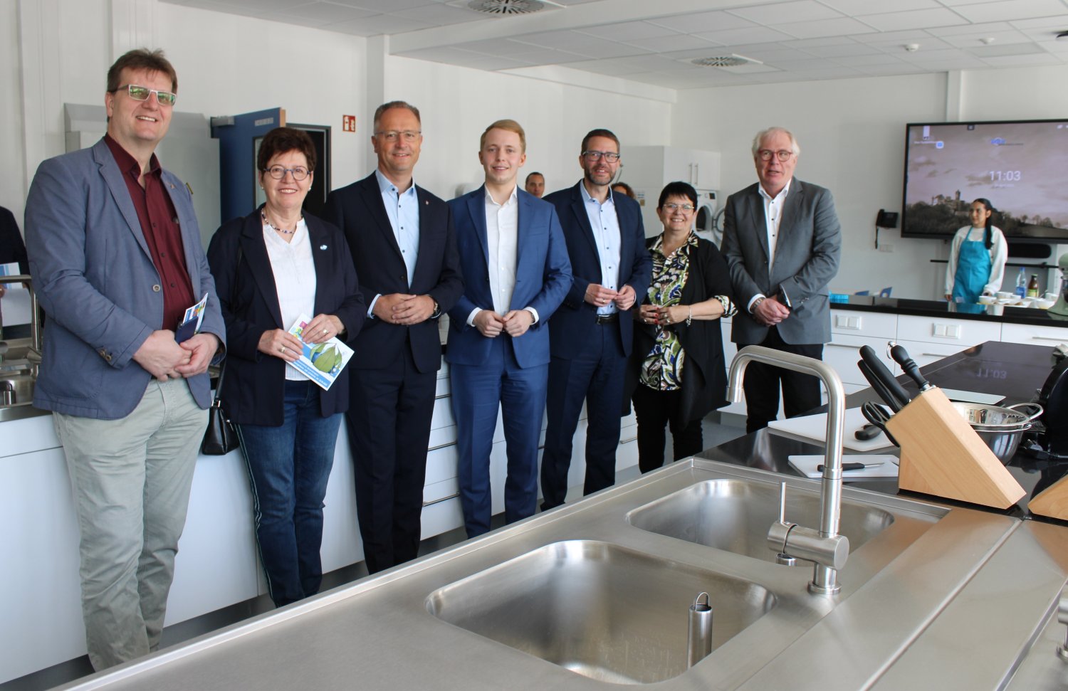 Stadtverordnetenvorsteher Martin Fischer, Kreistagsabgeordnete Conny Rück, Landtagsabgeordneter Heiko Kasseckert, Kreisbeigeordneter Jannik Marquart, Landrat Thorsten Stolz, Schulleiterin Sabine Scholz-Buchanan und Erster Stadtrat Karlheinz Kaiser.
