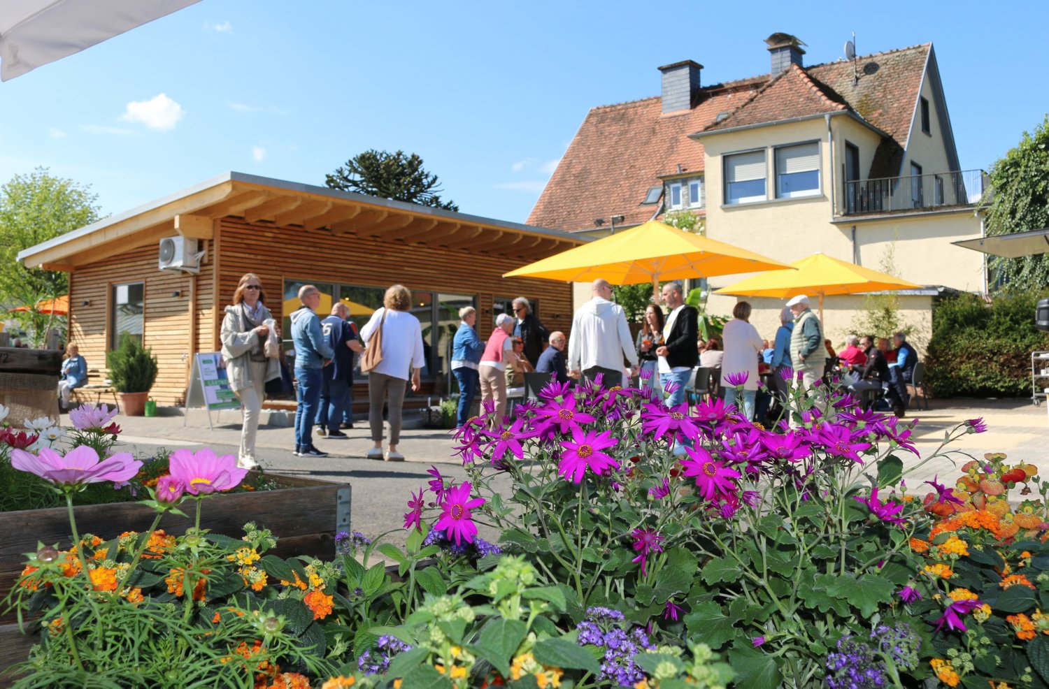 Auch die neue Holzhütte mit Gastro-Bereich kam bei den Besuchern des Wochenmarkts am Glashaus gut an. 