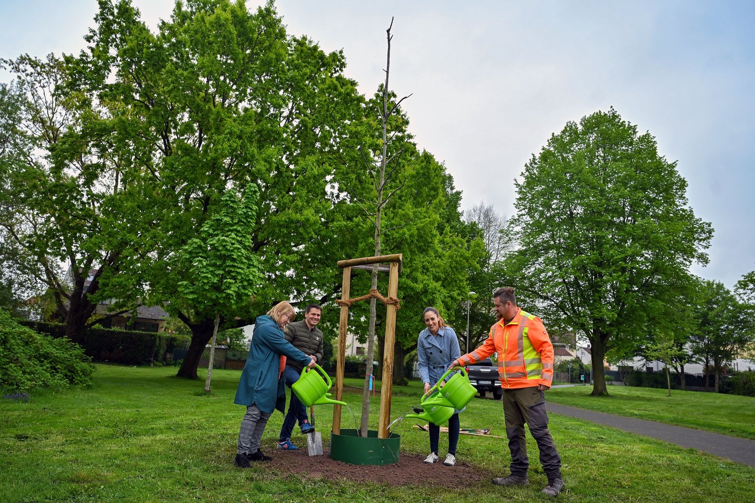 Annerose Lösche (Abteilungsleiterin Grünflächen/Hanau Infrastruktur Service), Jens Böhringer (Vorsitzender CDU Hanau), Stadträtin Isabelle Hemsley und Christoph Wagenlehner (Einsatzleitung Grünflächen/HIS).