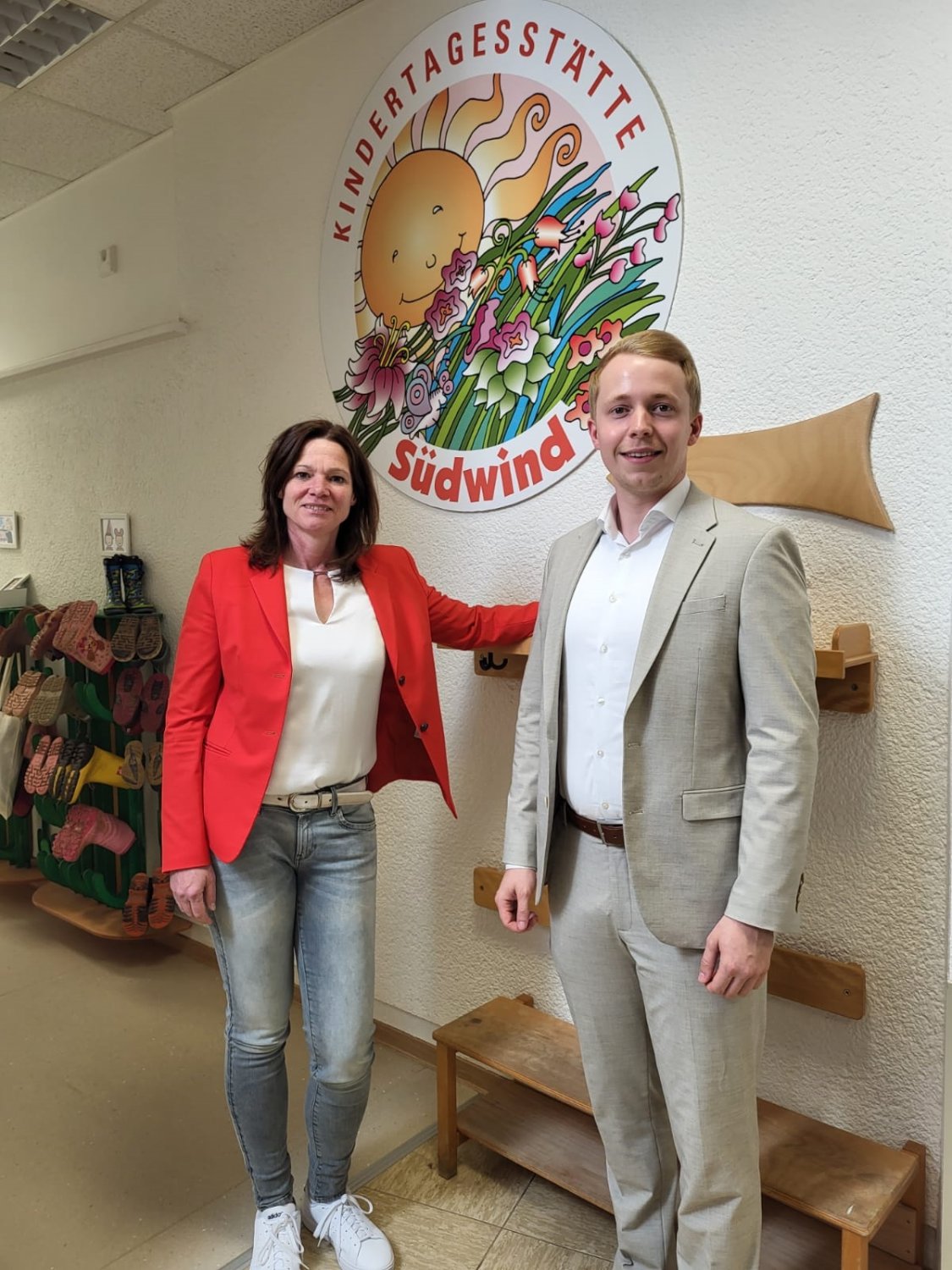 Für mehr Ganztagsbetreuungsplätze an der Bruchköbler Haingartenschule werden künftig Räume der Kita Südwind mitgenutzt. Diese Lösung haben Bürgermeisterin Sylvia Braun und Kreisbeigeordneter Jannik Marquart im Gespräch mit allen Beteiligten erzielt. 