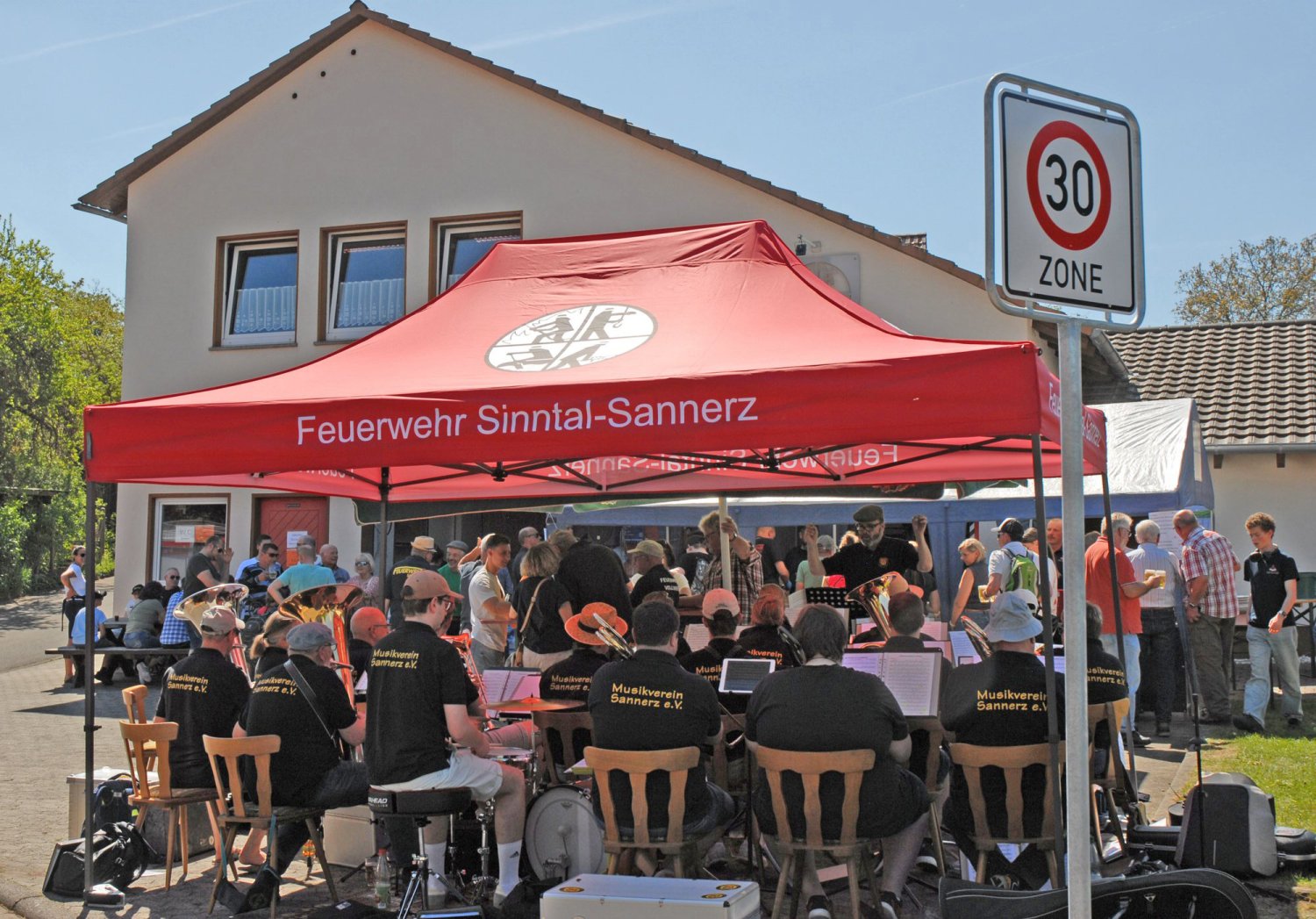 Alljährlich empfängt die Feuerwehr im Sinntaler Orts-teil Sannerz den Wonnemonat Mai mit einem Grillfest am Feuerwehrgerätehaus.