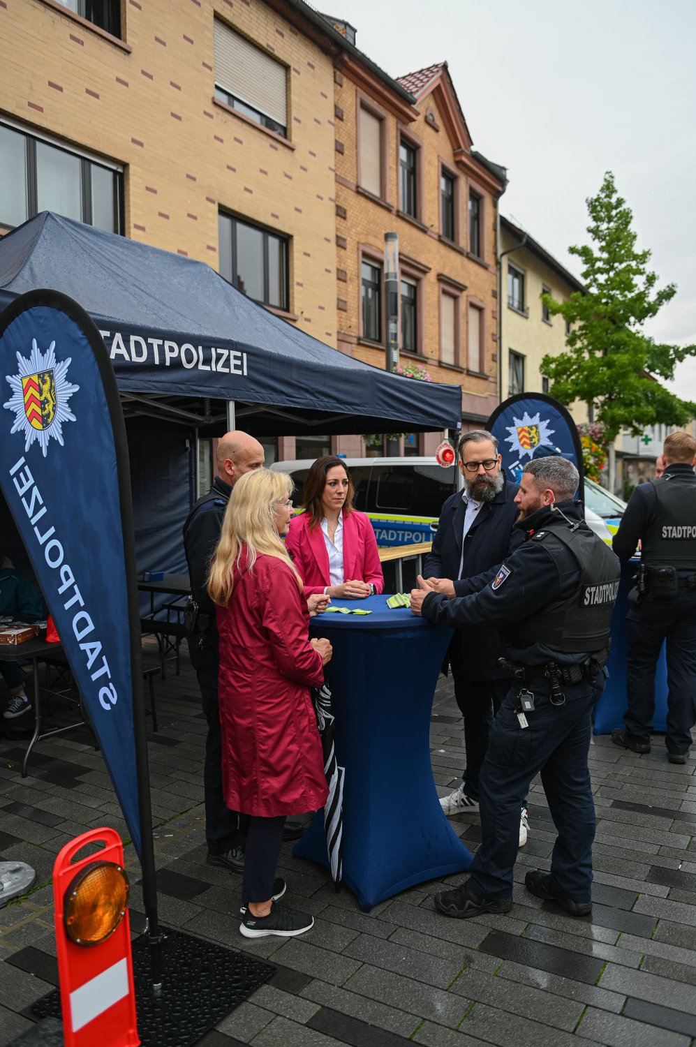 Wie schon zuvor am Großauheimer Rochusplatz, macht die Mobile Wache der Hanauer Stadtpolizei am 10. Mai auf dem Parkplatz des Einkaufszentrums Argonnerpark in Wolfgang Station.