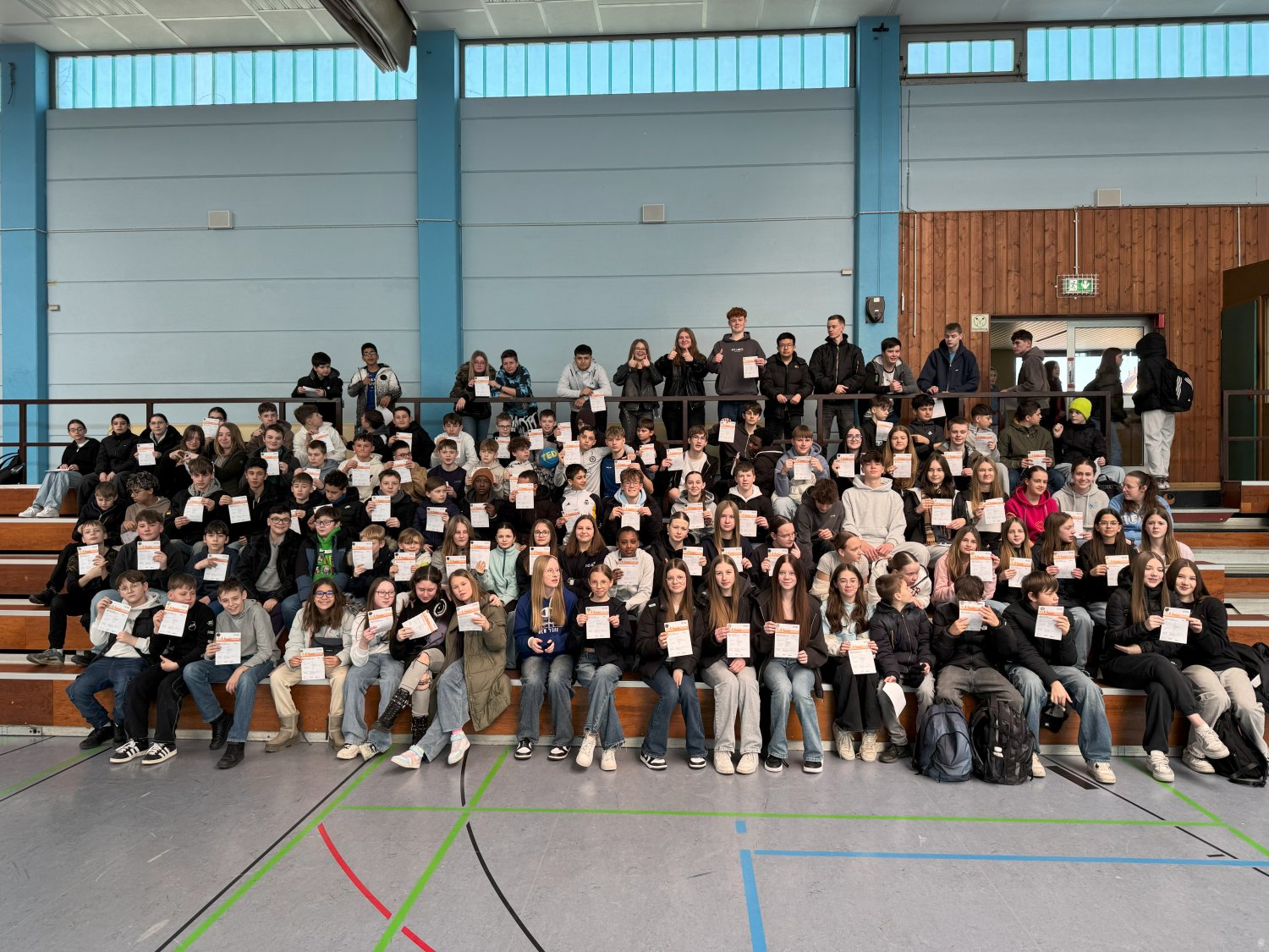 Ganz nach dem Schulmotto: „Wir sind HHS: hilfsbereit, höflich und stark“ gratulieren Schülerinnen und Schüler der Henry-Harnischfeger-Schule ihren Mitschülern für den sportlichen Erfolg und überreichen das Deutsche Sportabzeichen.