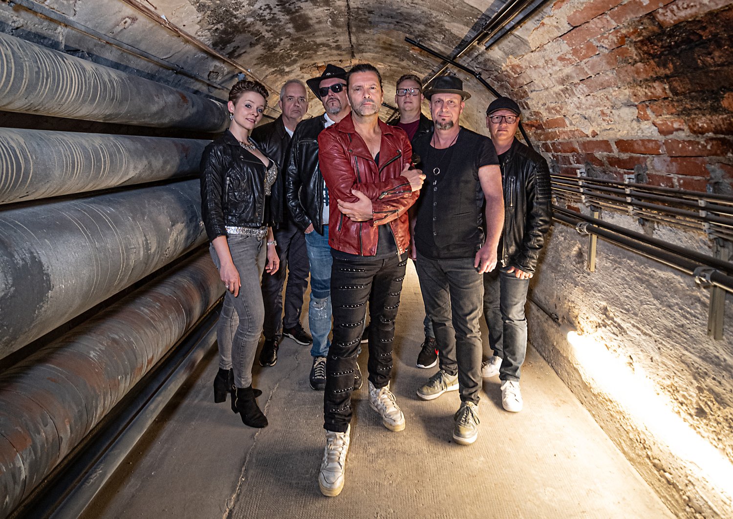 Die Band begeistert nicht nur mit einer packenden Show, sondern liefert auch einen musikalischen Abend, der die unvergessenen Hits von Peter Maffay in perfekter Form wiedergibt.