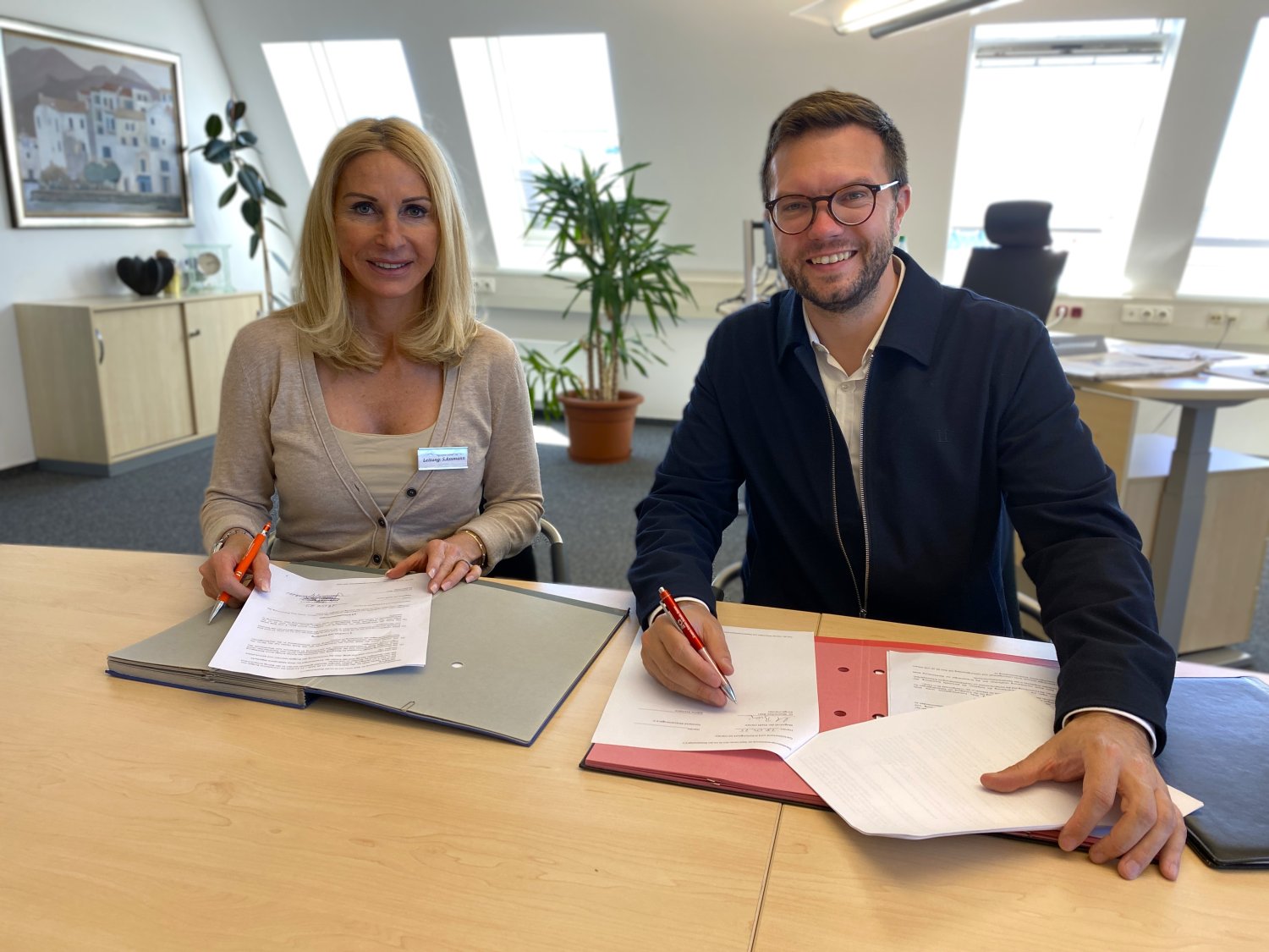 Sabine Assmann, Gründerin der Strassenengel, und Bürgermeister Dr. Maximilian Bieri unterzeichneten die Kooperationsvereinbarung der Stadt mit dem Verein.