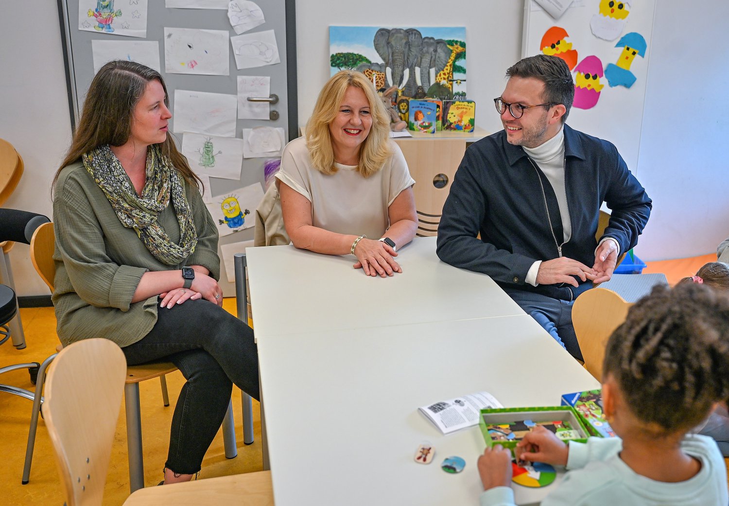Kita-Leiterin Katharina Knies (Francois-Gärten), Astrid Weiermann, Leiterin des Eigenbetriebs Hanau Kindertagesbetreuung, und Bürgermeister Dr. Maximilian Bieri in der Kita Albert Schweitzer.