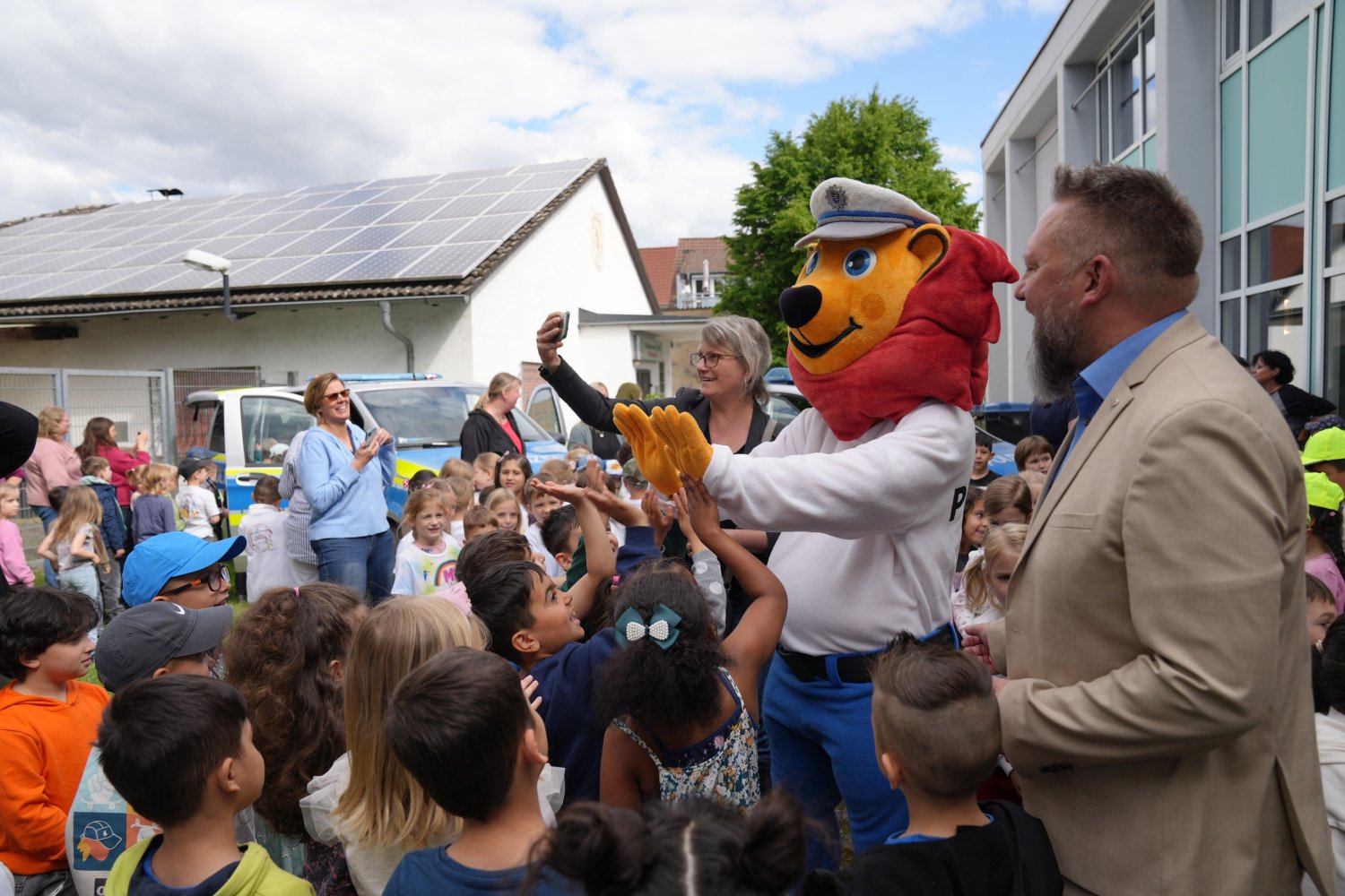  Kinderkommissar LEON wurde vor 180 Vorschulkinder vorgestellt.