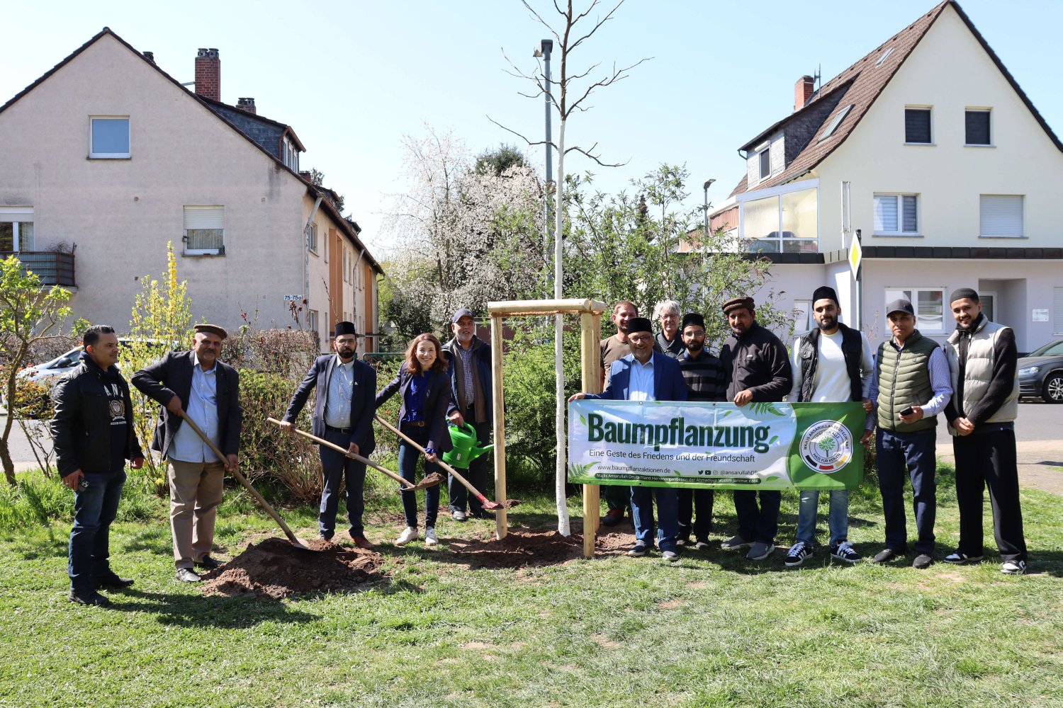 Die Maintaler Ahmadiyya-Gemeinde pflanzte gemeinsam mit Bürgermeisterin Monika Böttcher auf dem Spielplatz an der Brüder-Grimm-Straße einen Amberbaum als Zeichen der Verbundenheit und als Beitrag für mehr Klimaschutz.