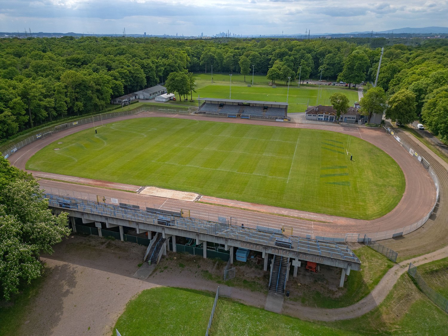 Hanau investiert in moderne Sportinfrastruktur, es gibt Kunstrasen für drei Sportanlagen, unter anderem am Herbert-Dröse-Stadion.