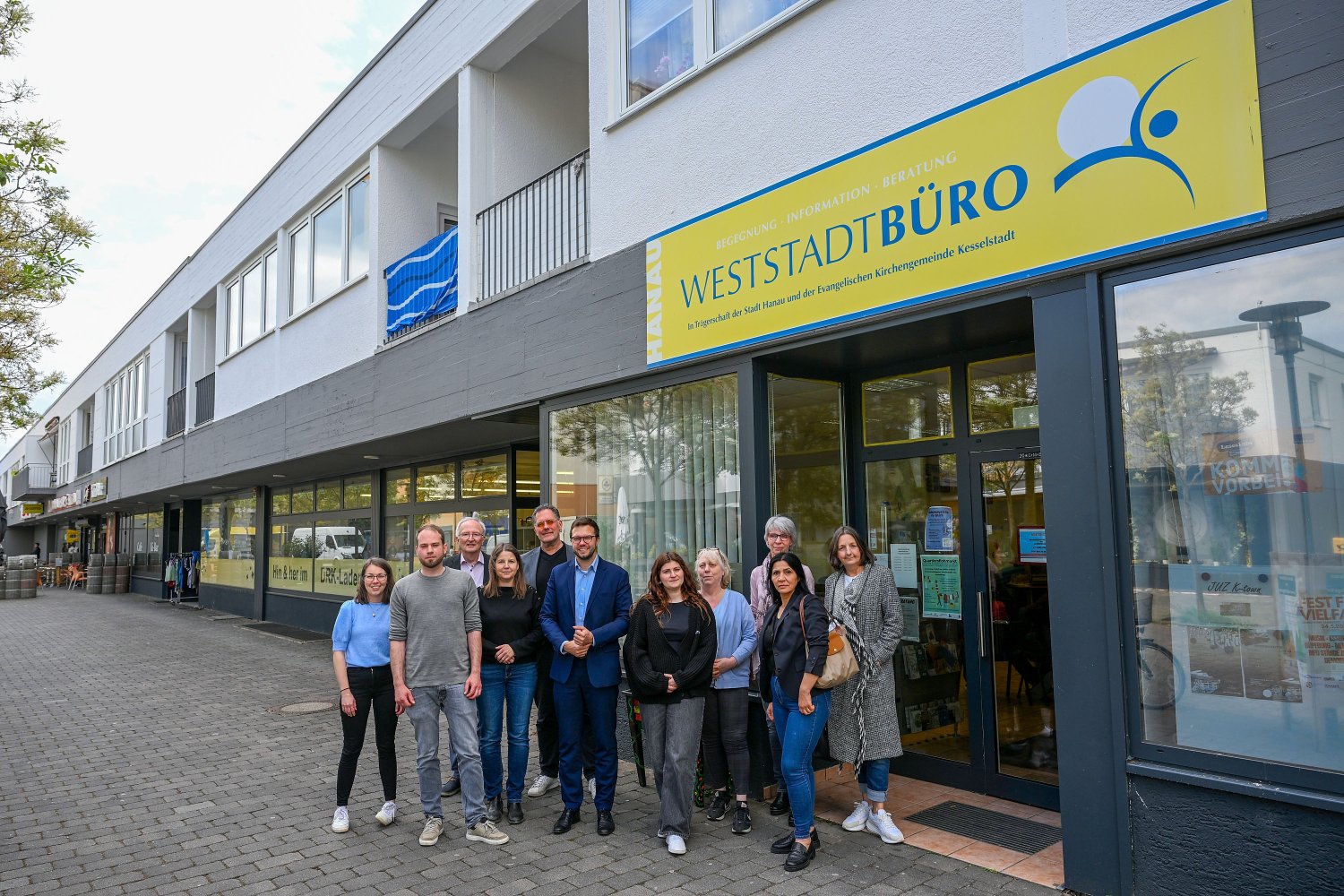 Freuen sich auf das Quartiersbüro für die Weststadt : v.l.n.r.: Serena Blecke, Felix Topitsch, Reinhold Schreiber, Jennifer Bork, Marcus Schenk, Dr. Maximilian Bieri, Laura Reitz, Dagmar Zumpe, Birgit Heinz, Nurhan Agit und Petra Zintel-Färber.