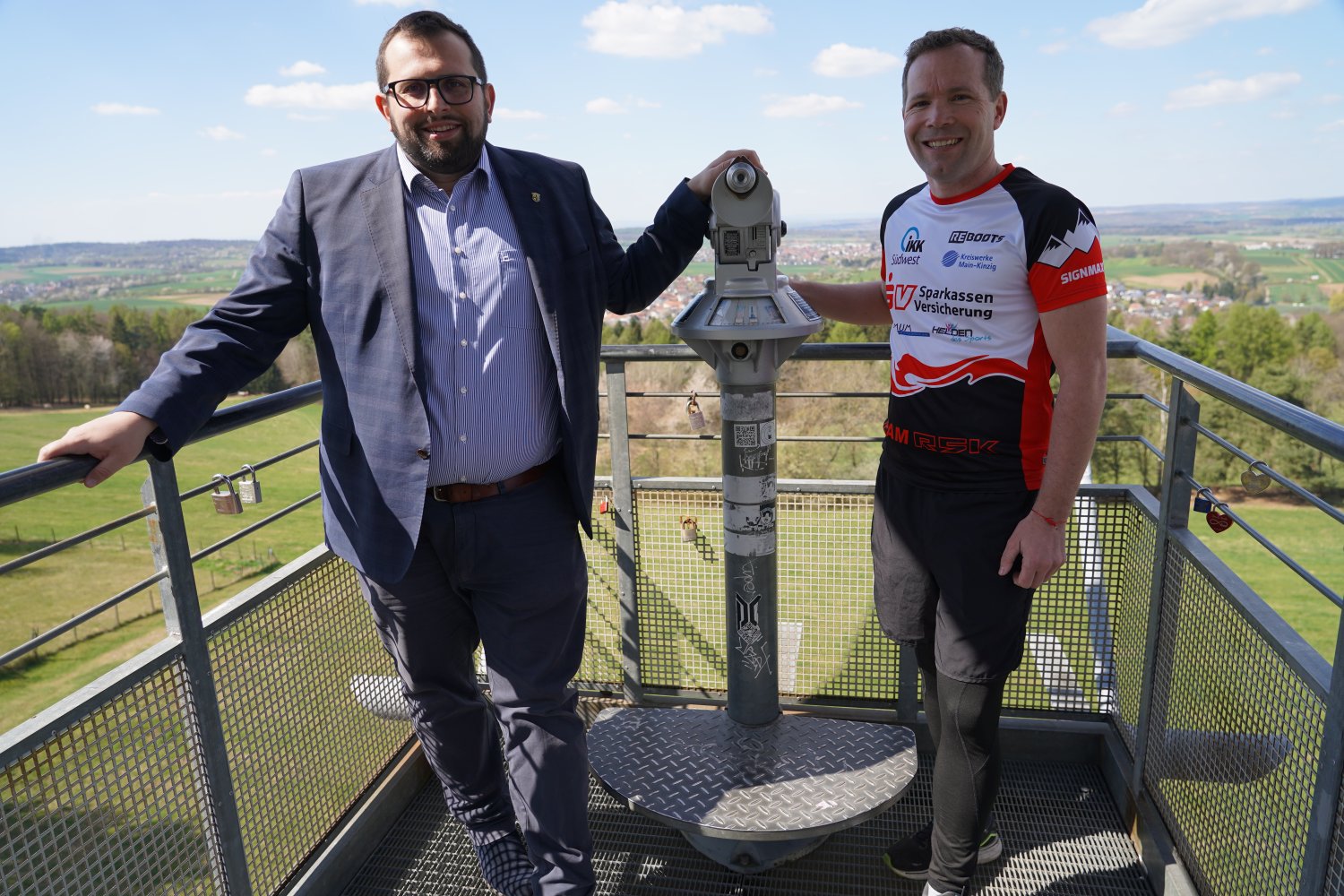Dirk Leonhard (rechts) mit Bürgermeister Waldemar Gogel (links) auf der Aussichtsplatzform des Aussichtsturm auf dem Rodfeld.