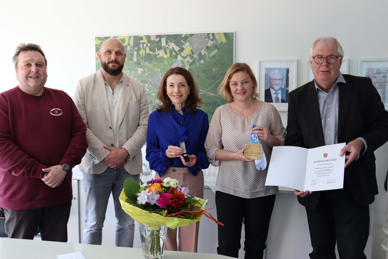 Dr. Alexandra Borgmann (Zweite von rechts) erhielt für ihren Weltmeistertitel im Ju-Jitsu sowie ihr Engagement als Verbandsärztin von Bürgermeisterin Monika Böttcher und Erstem Stadtrat Karl-Heinz Kaiser (rechts) die Maintal-Nadel in Gold.