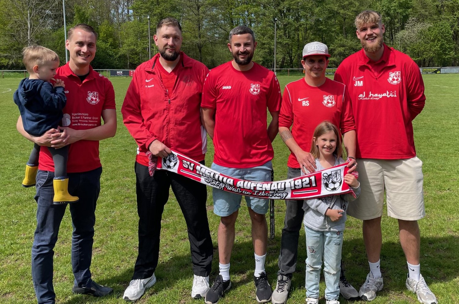 v.l.n.r.: Jan Volkmann (mit Sohn Josha), Dennis Schmidt, Tom-Davis Huth, Raphael Stenger (mit Tochter Lotte) und Jonas Minning hießen das neue Vereinsmitglied herzlich willkommen.