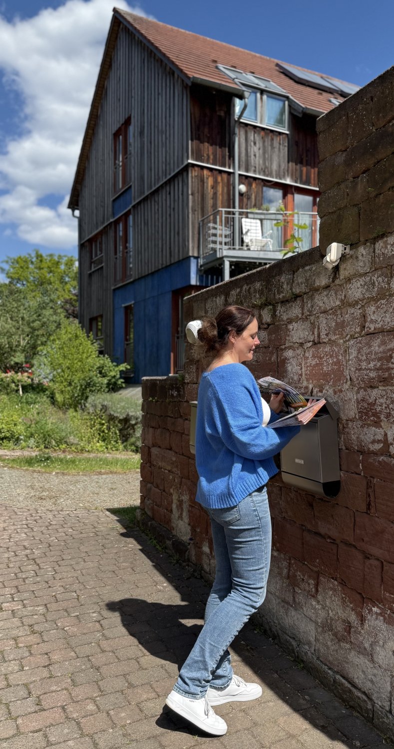 Nicole Dein beim Verteilen von „WIR INFORMIEREN“ in Altenhaßlau