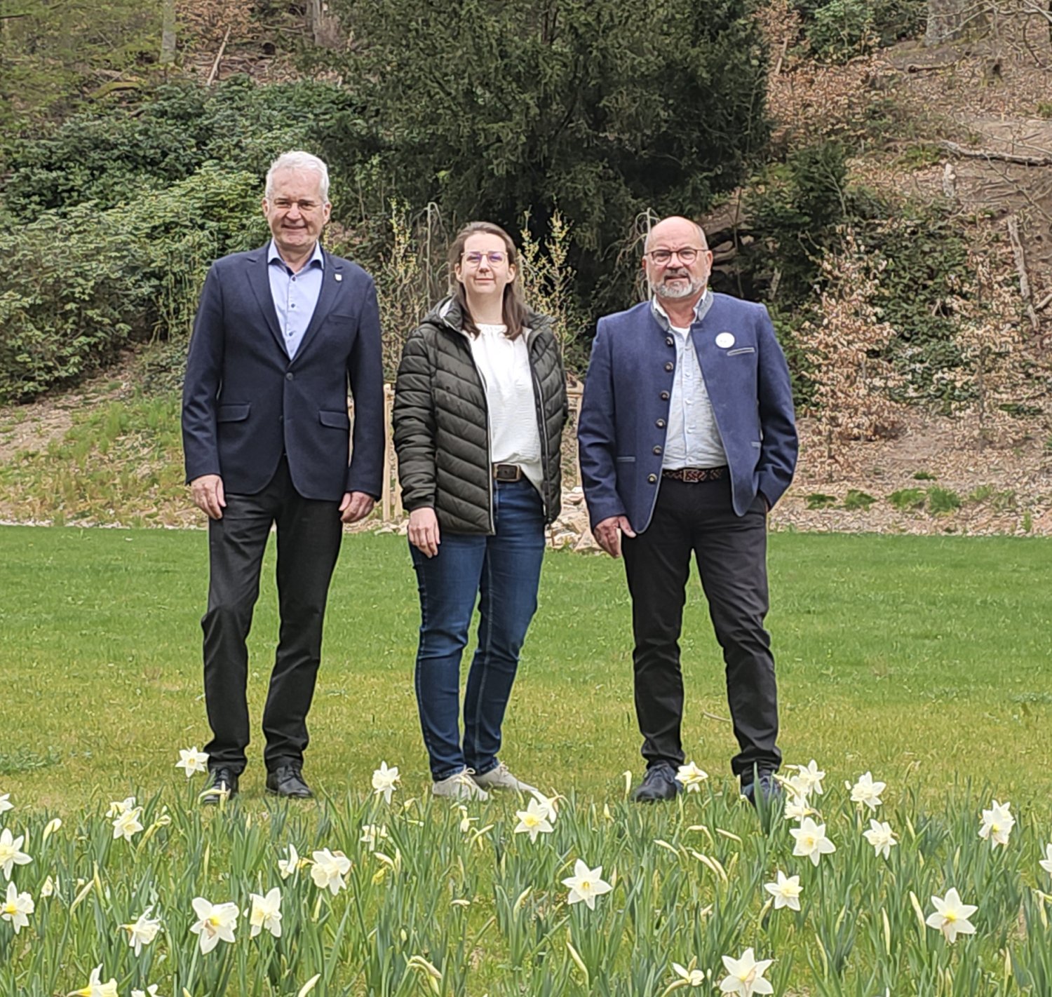 Bürgermeister Andreas Weiher, Blühbotschafterin Melanie Kirsch und Blühbotschafter Hartmut Schwarz
