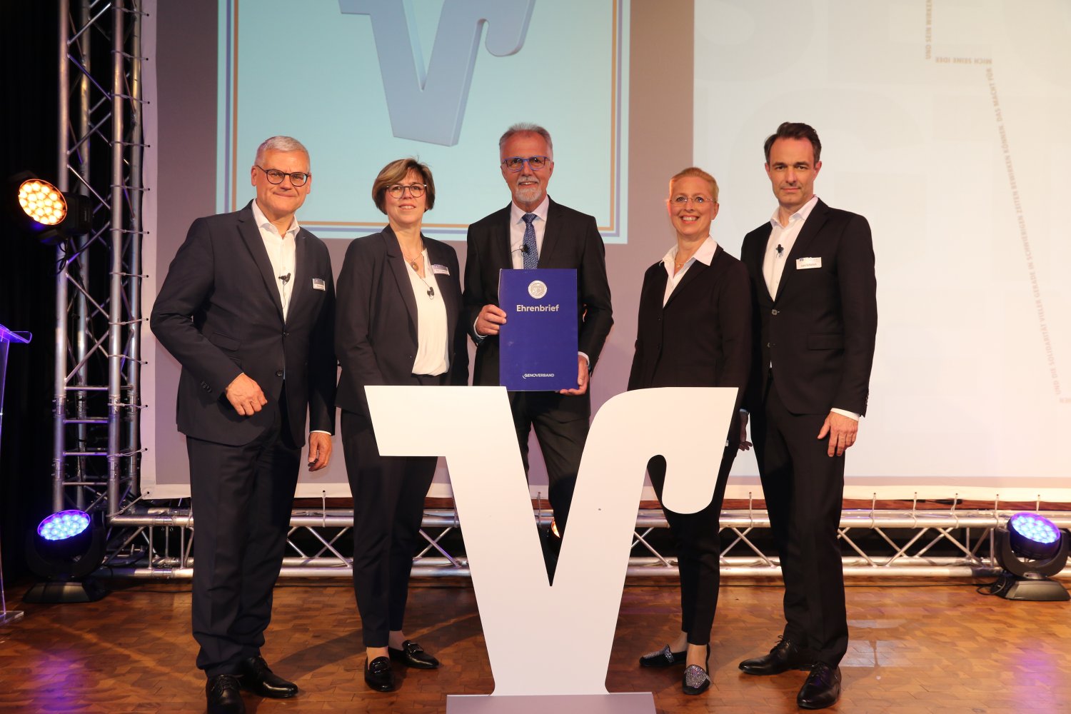 Roland Denecke (Mitte) verabschiedeten (von links): die Vorstände Bruno Vey und Petra Kalbhenn, die stellvertretende Aufsichtsratsvorsitzende Sabine Haas und Vorstand Lars Schurich.