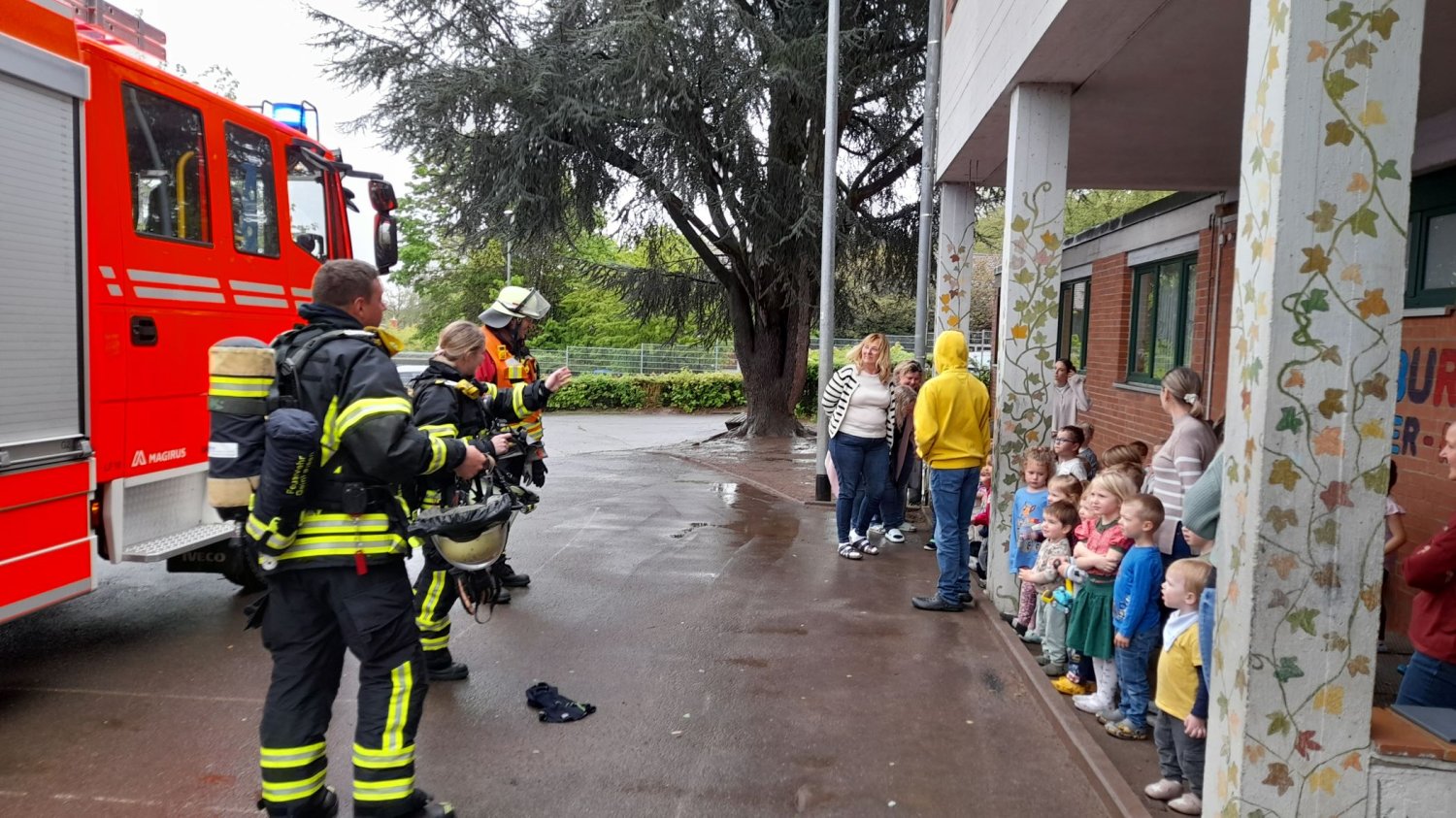 Raus aus der Kita: Gemeinsam mit Einsatzkräften der Feuerwehr Gelnhausen-West absolvierten die „Frechen Früchtchen“ eine Räumungsübung.