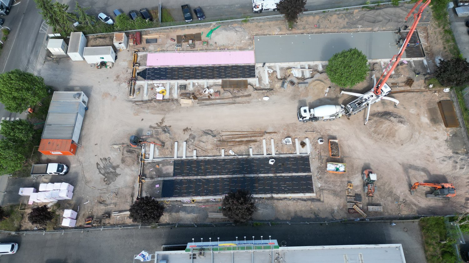 Auf der Baustelle im Gewerbegebiet Maintal-Ost laufen die Vorbereitungen für den Aufbau der Module für die neue Obdachlosen- und Gemeinschaftsunterkunft.