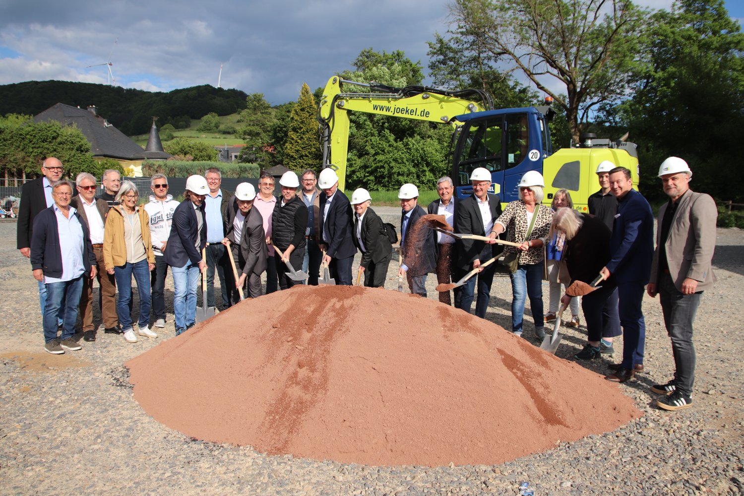 Führende Vertreter der Stadt Schlüchtern und Mandatsträger vollzogen gemeinsam den ersten Spatenstich für das neue Elmer Gemeinschaftshaus. 