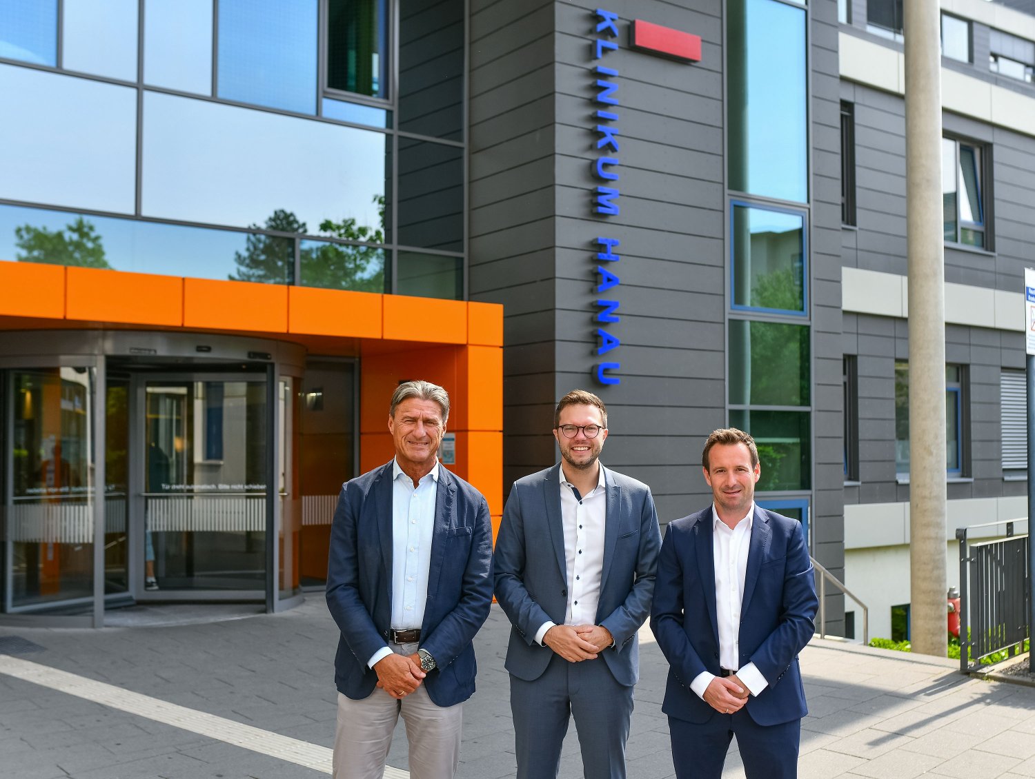 (v.li.) Geschäftsführer Volkmar Bölke geht in den Ruhestand, Bürgermeister Dr. Maximilian Bieri, zugleich Aufsichtsratsvorsitzender der Klinikum Hanau GmbH, stellt den neuen Geschäftsführer, Stefan Gröger, vor.