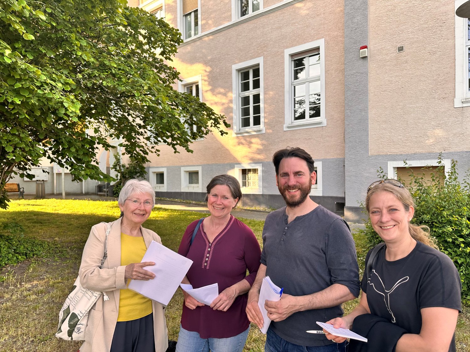 Team Selbolder Bücherschrank v.l. Margit Seesemann-Ernst, Bärbel Tarai, Christian Fischer, Angelika Hofmann