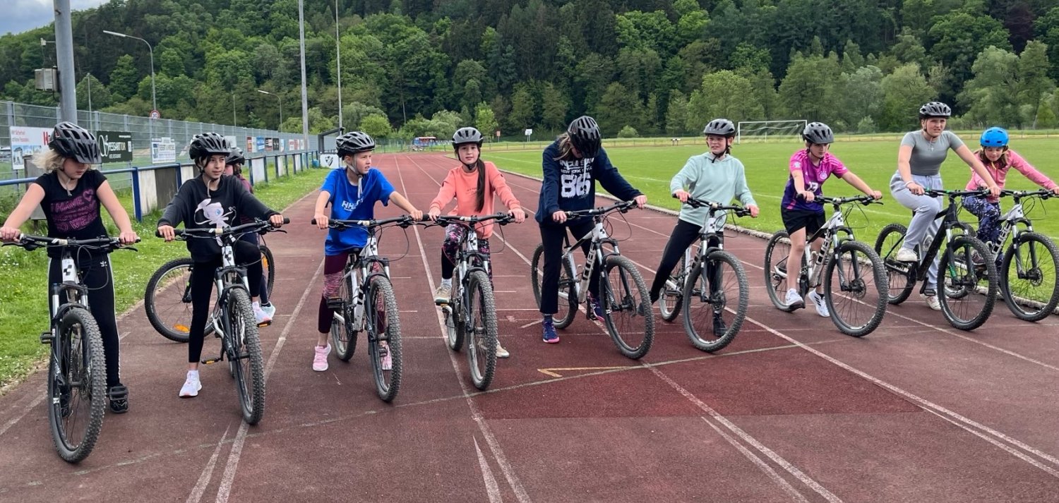 Schülerinnen und Schüler aus dem Sportprofil im Jahrgang 5 der Henry-Harnischfeger-Schule während des diesjährigen Duathlons