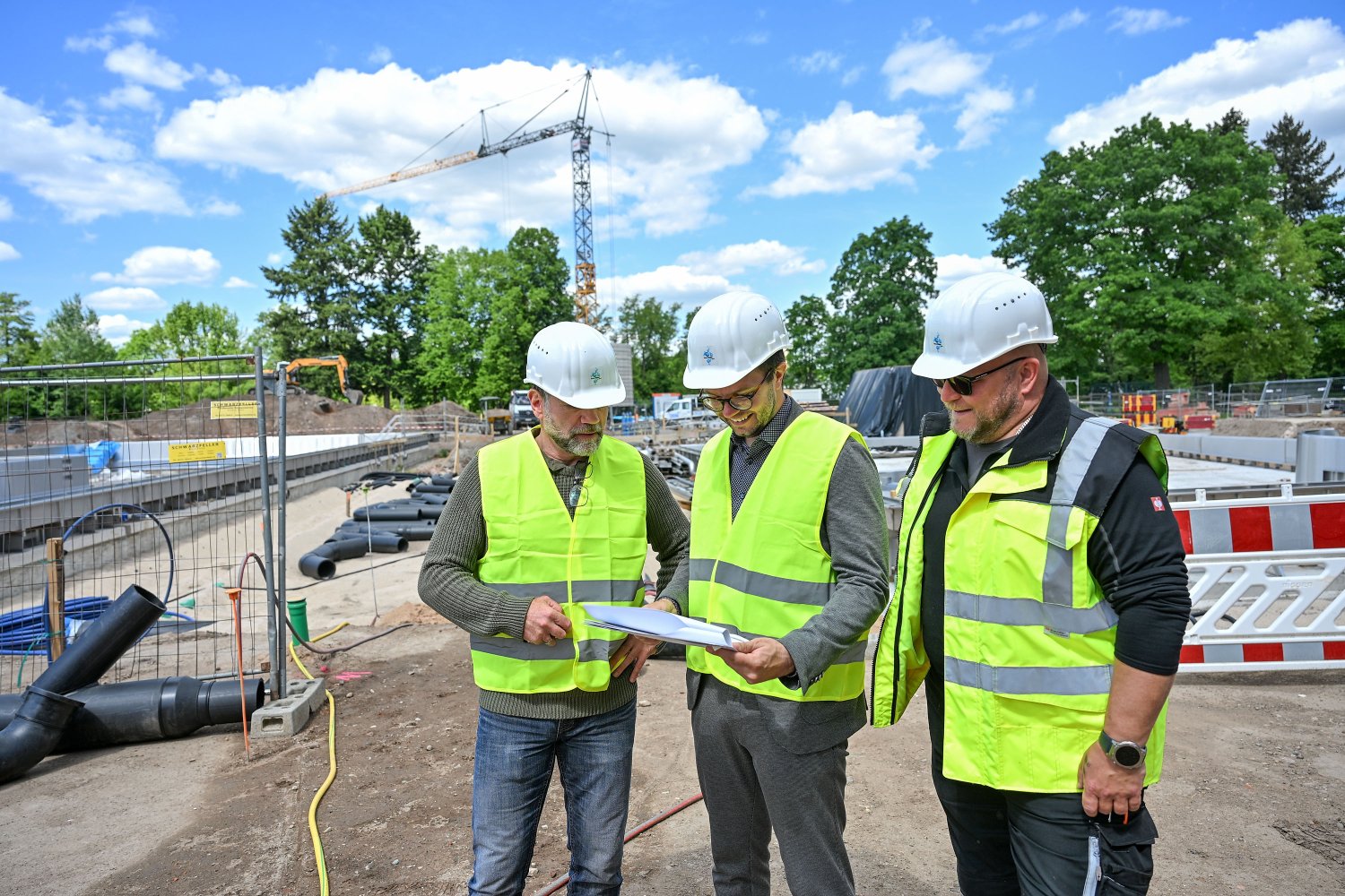 Aktuell ist das Heinrich-Fischer-Bad in der Hanauer Innenstadt noch eine Baustelle. Bäder-Geschäftsführer Uwe Weier u. Heiko Lipke informieren Bürgermeister Dr. Bieri über den Stand der Arbeiten.