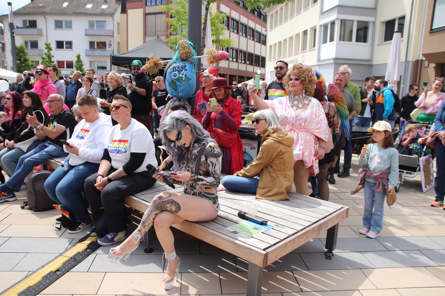 Sehr bunt ging es bei der Veranstaltung von „Queer Main-Kinzig“ in Schlüchtern zu.