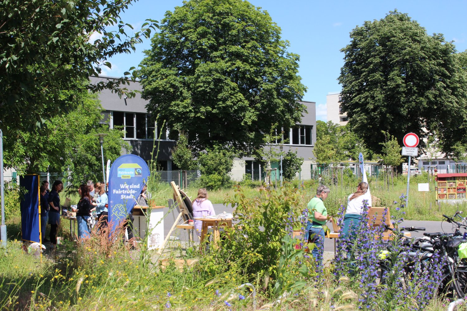 An zahlreichen Ständen können sich Besucherinnen und Besucher unter anderem zum naturnahen Gärtnern informieren.