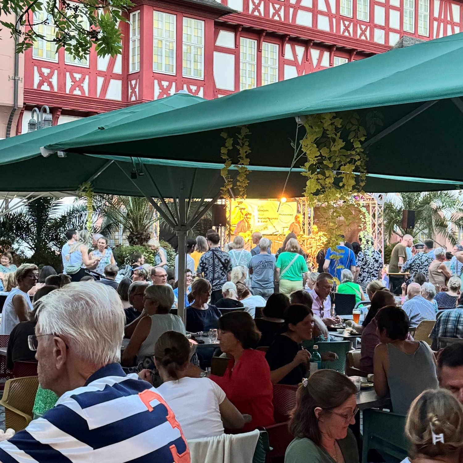 Musik bei freiem Eintritt in geselliger Atmosphäre: Die Veranstaltungsreihe Abendgold auf dem Altstädter Markt in der Hanauer Innenstadt startet am 19. Juni in ihre siebte Saison.