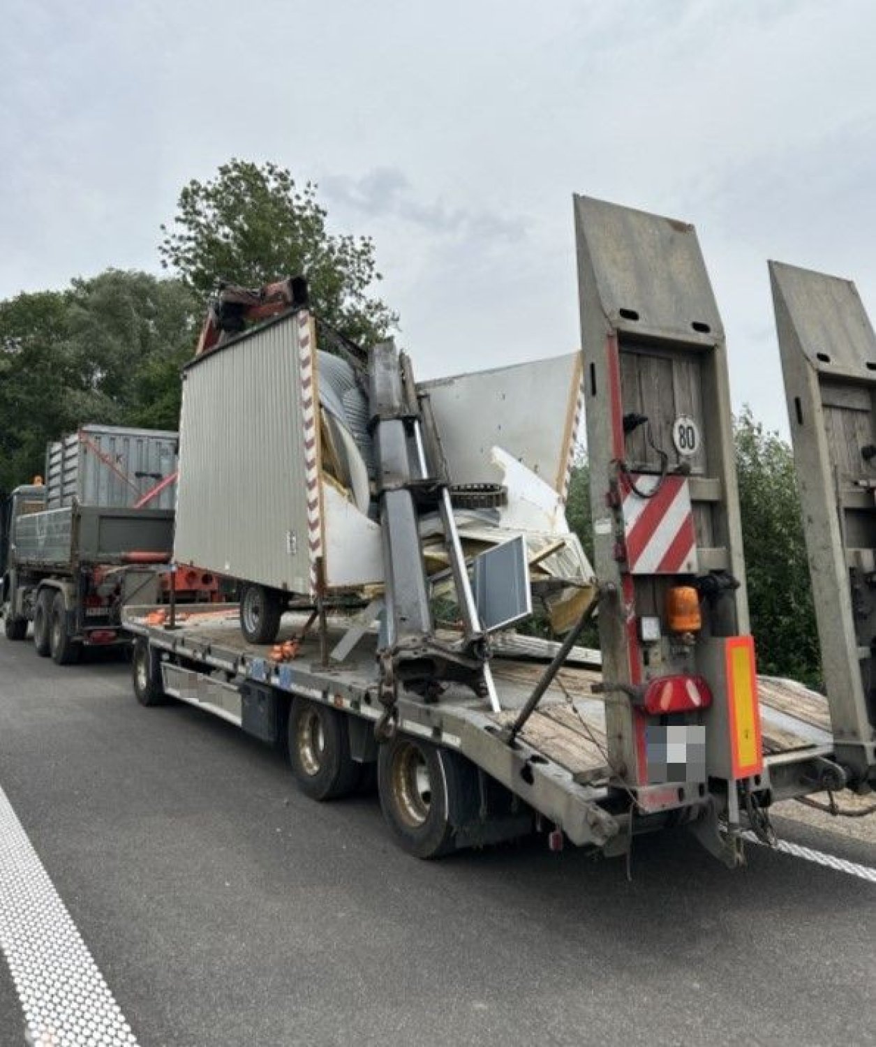 Der Gesamtschaden an dem Lkw, dem Mercedes und der Brücke wird vorläufig auf über 100.000 Euro beziffert.