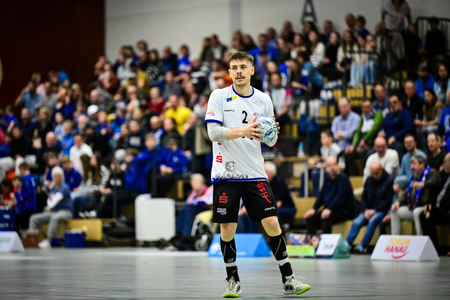 Spielmacher Jan-Eric Ritter bleibt auch in der kommenden Saison ein wichtiger Baustein im Team des ambitionierten Handball-Drittligisten.