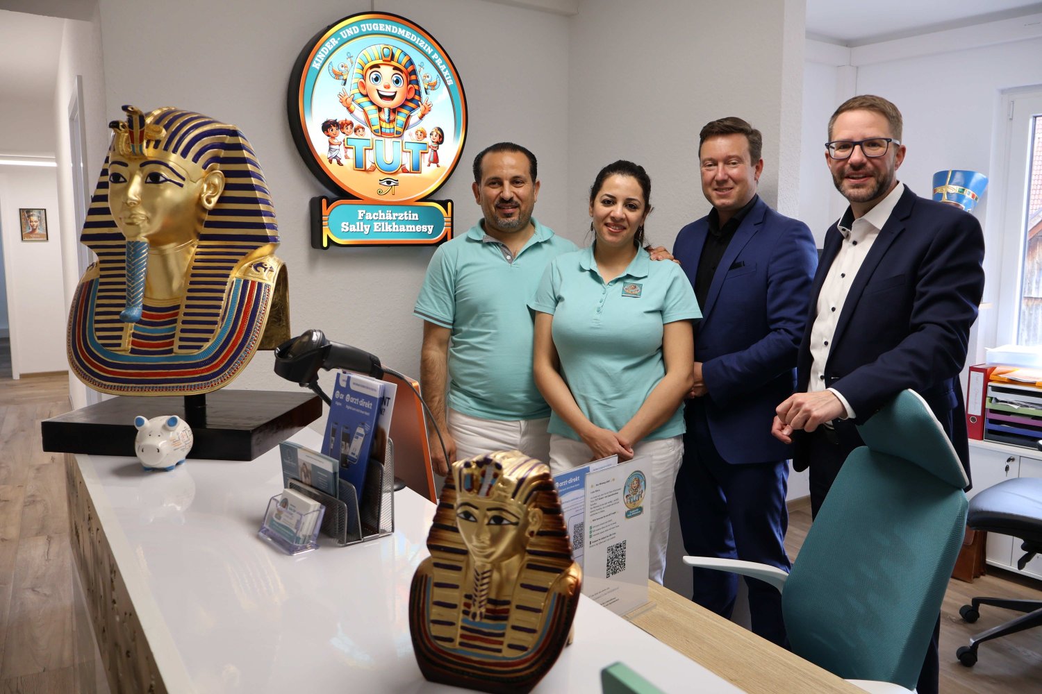 Unser Bild zeigt in der neuen Praxis für Kinder und Jugendmedizin „TUT“ in Schlüchtern (von links): Tamer Marzouk, Kinderärztin Sally Elkhamesy, Bürgermeister Matthias Möller und Landrat Thorsten Stolz.