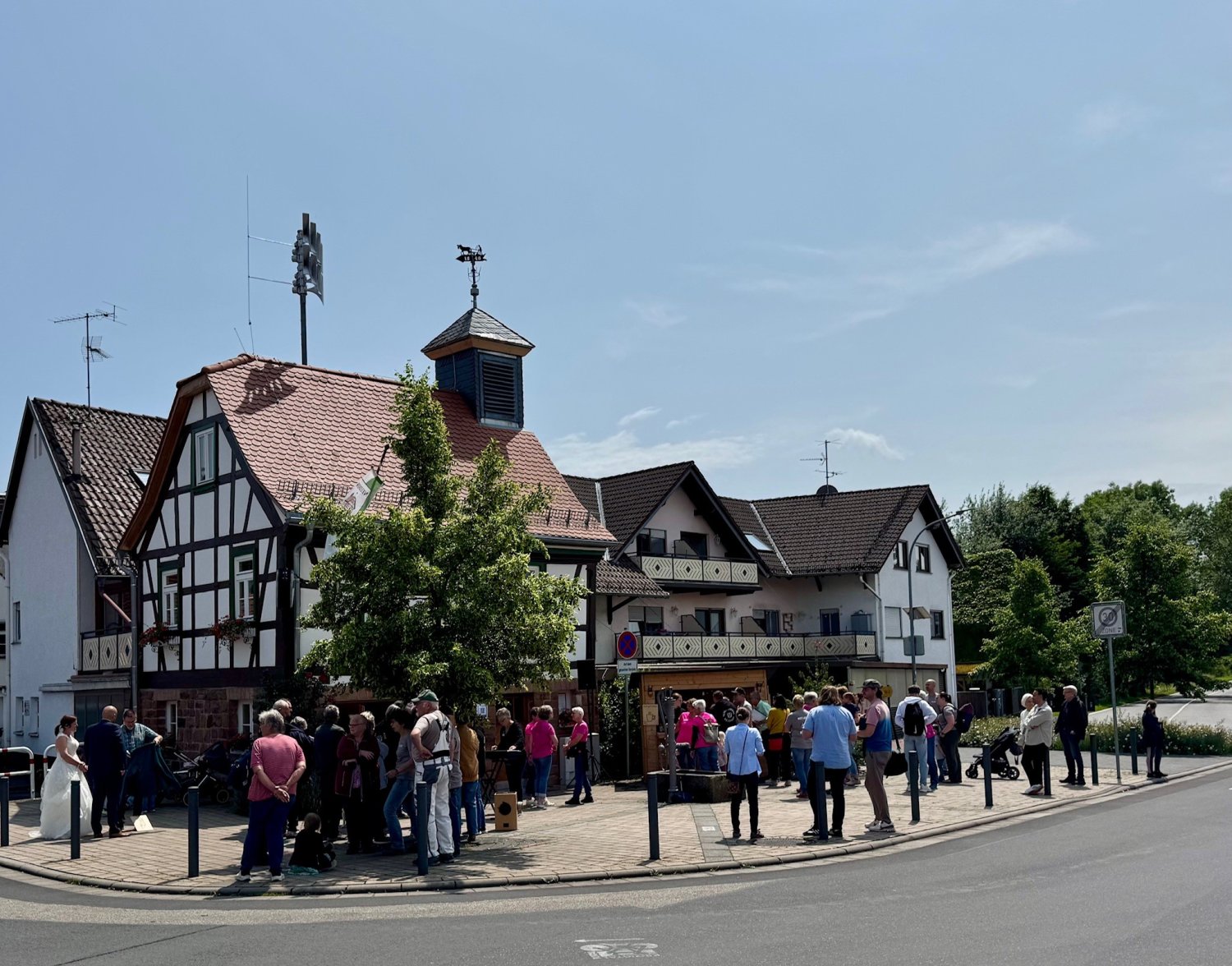 Die Fachkommission des hessischen Landesentscheids „Unser Dorf hat Zukunft“ besuchte Neudorf – und wurde Zeuge eines engagierten und bestens vorbereiteten Dorfrundgangs.