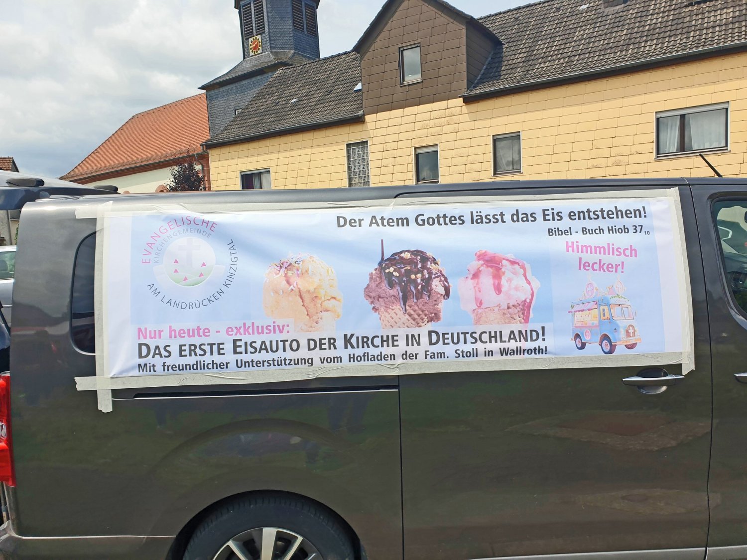 Diesmal fuhr ein besonderes Eisauto mit Pfarrer Stefan Eisenbach am Steuer vor.
