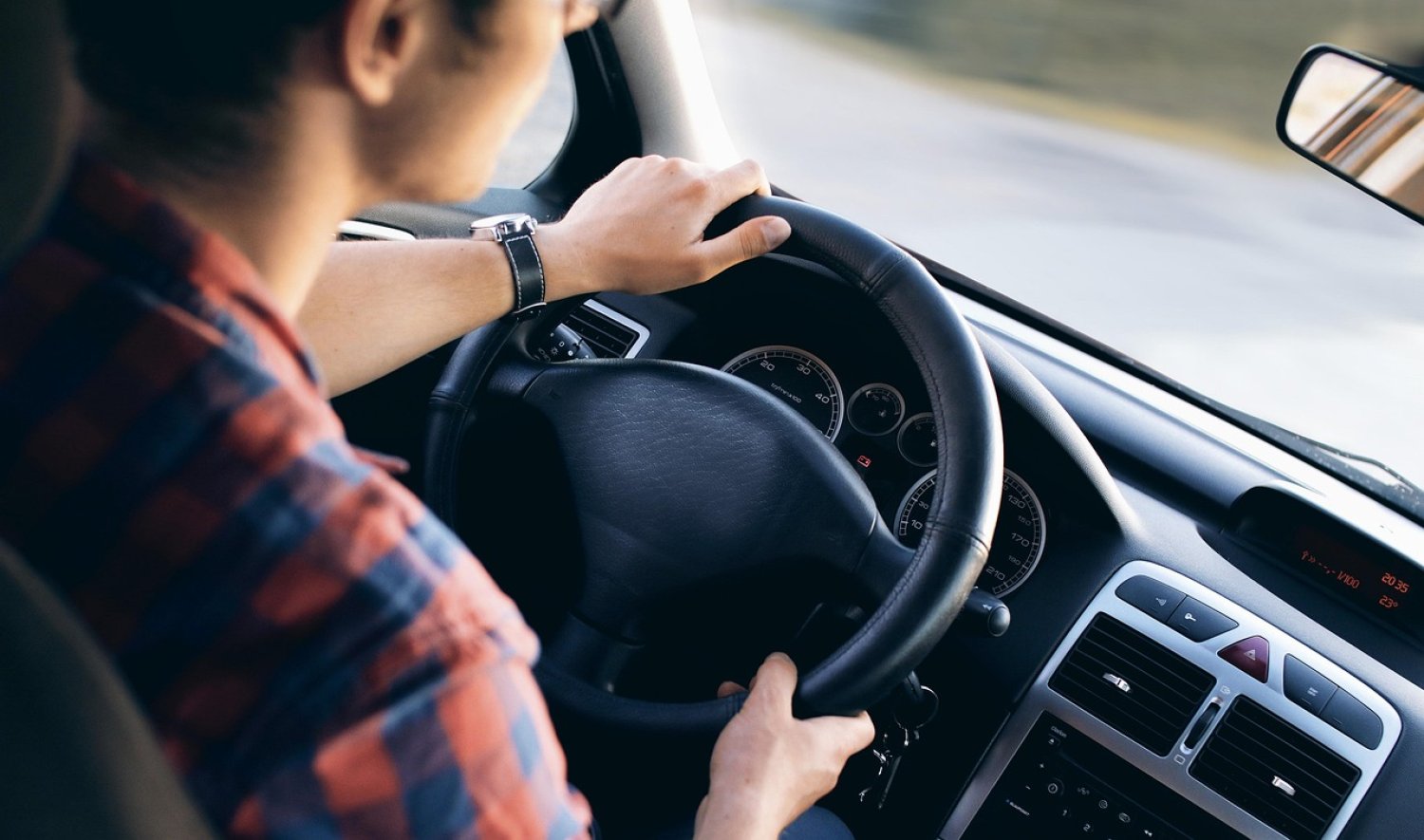 Wir erklären, worauf es bei Fahrten an heißen Sommertagen ankommt, um einen kühlen Kopf zu bewahren und sicher ans Ziel zu kommen.