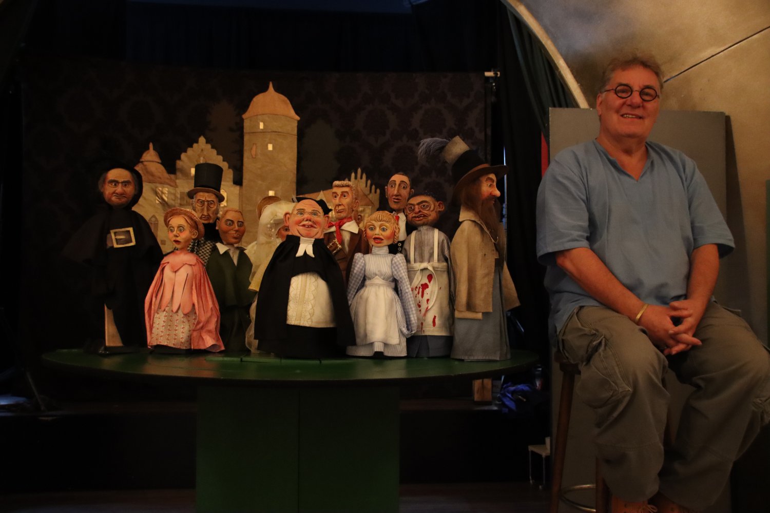 Theatrium-Leiter Detlef Heinichen und die Figuren für das Stück Das Wirtshaus im Spessart freuen sich über die großartige Unterstützung.