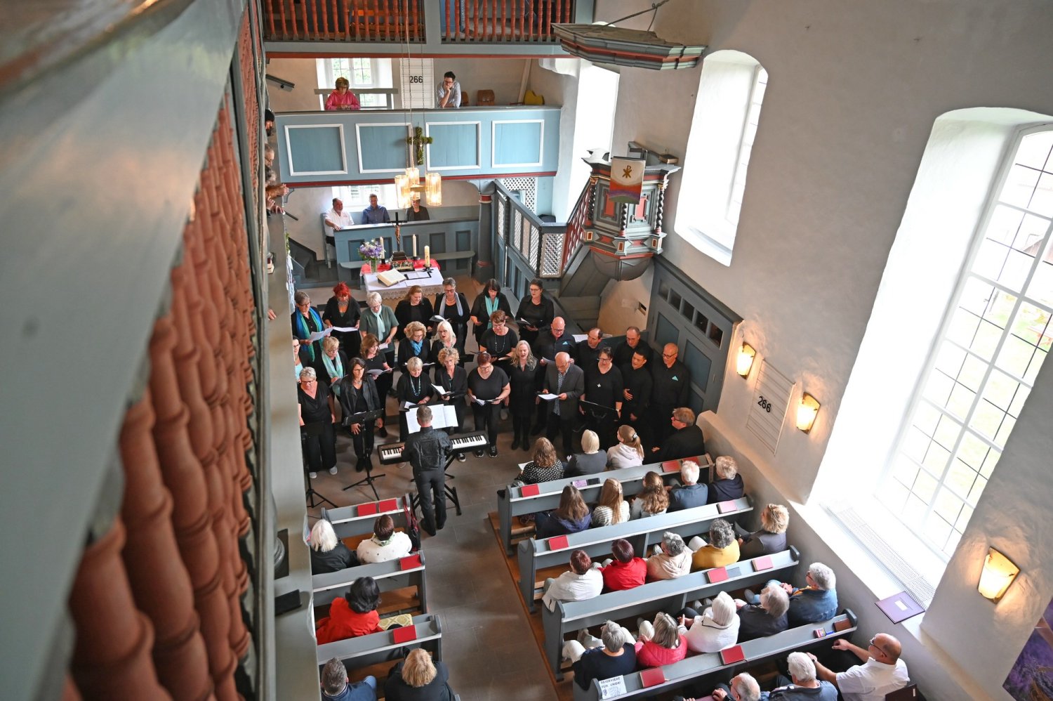 Vollbesetzt war die evangelische Kirche in Mottgers, in der ein festliches Chorkonzert stattfand.