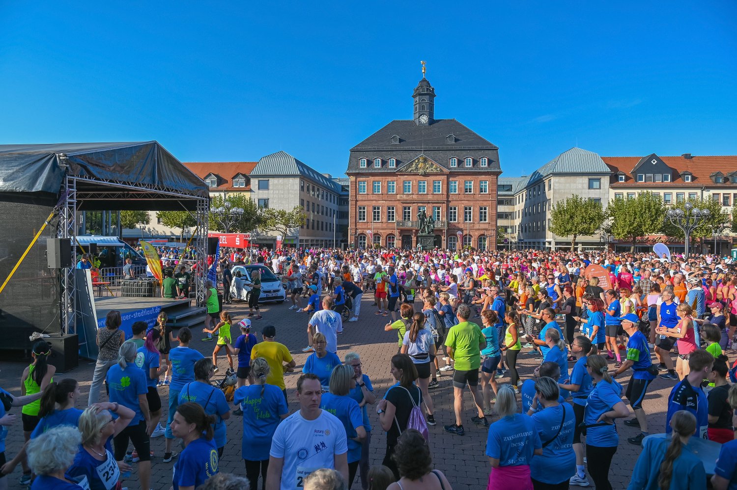 Unter dem Motto „Stärke zeigen – Gegen Gewalt an Frauen“ werden am Freitag, 19. September, wieder mehrere tausend Menschen den sechs Kilometer langen Lauf durch die Hanauer Innenstadt antreten.