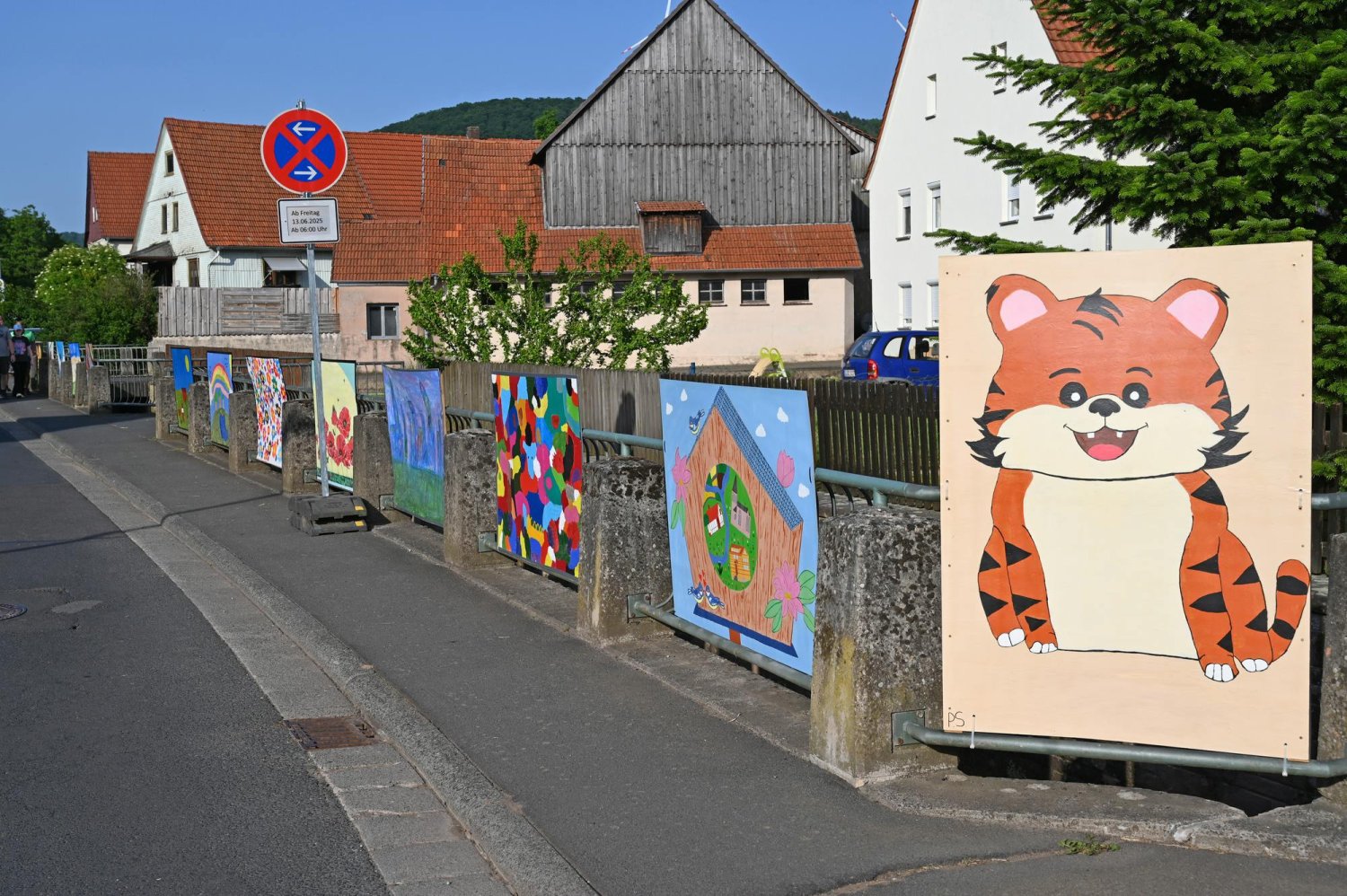 Entlang der Brückenstraße in Häusern, Scheunen, Garagen, im Backhaus und in der evangelischen Kirche sowie in der Elmerland Grundschule findet zum achten Mal die Elmer Kulturwoche statt.