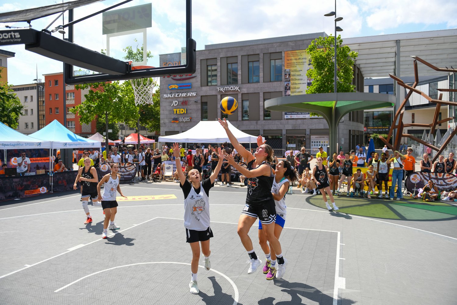 3x3-Basketball-Hessenmeisterschaft auf dem Freiheitsplatz Hanau.