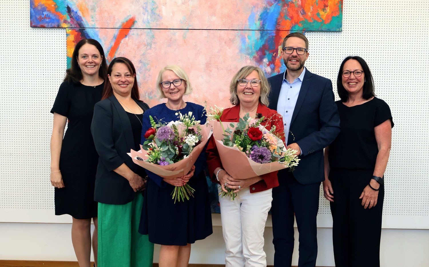 Nicole Dein (interne Gleichstellungsbeauftragte), Stefanie Reuther (Personalvertretung), Arlette Kröll, Gabriele Barthel, Landrat Thorsten Stolz und Petra Schütze (stellvertretende Leiterin des Amtes für Personal, Planung und Organisation).